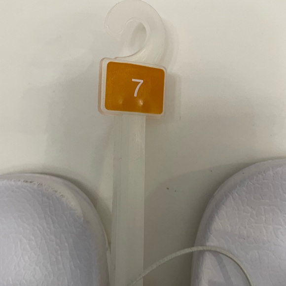 3/$20 🔹 Women’ slip on sandles size 7 - Picture 6 of 8